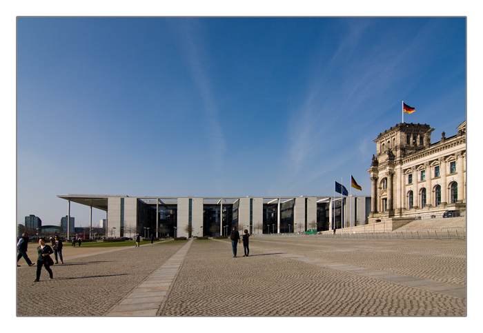 Paul-Löbe-Haus (li) und das Reichstagsgebäude (re)