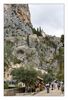 Moustiers-Sainte-Marie, Provence. In die Felsen gebaut steht die Wallfahrtskapelle Notre-Dame-de-Beauvoir