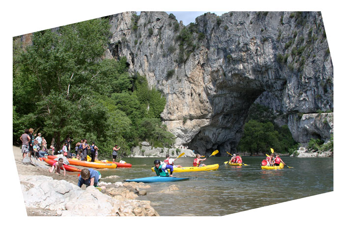  Kanuten am Ufer der Ardeche am Pont d' Arc 