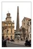 Place de la République, mit Rathaus (li), Obelisk mit Brunnen (mi) und der Kathedrale Sainte Trophime (re) - Arles