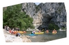  Kanuten am Ufer der Ardeche am Pont d' Arc 