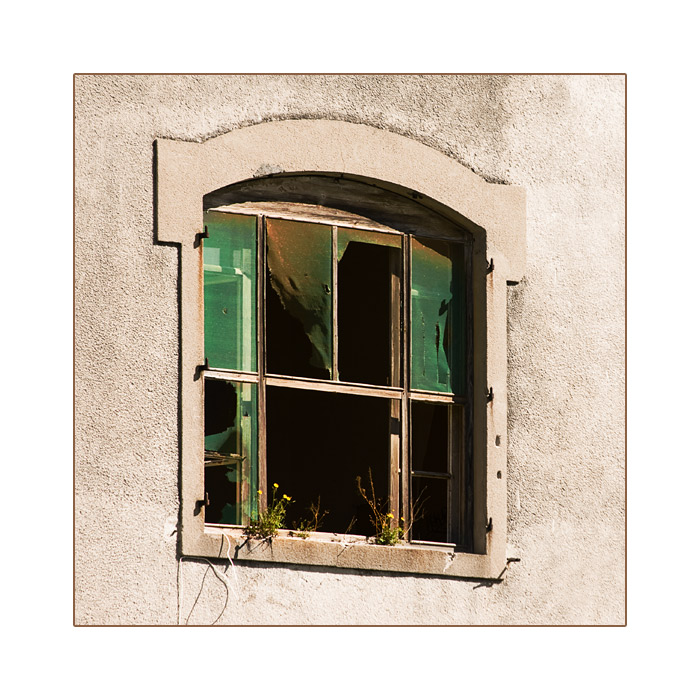 Fenster, alte Reismühle in Port-Saint-Louis-du-Rhône, Frankreich