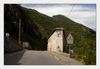 kleines, spitzes Haus am Strassenrand bei Serres, Provence-Alpes-Côte d’Azur, Hautes-Alpes, Frankreich