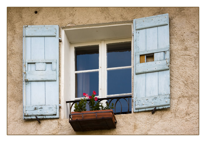 Fenster in Moustiers Sainte Marie