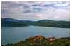 Blick auf das Staedtchen Sainte Croix du Verdon und den See