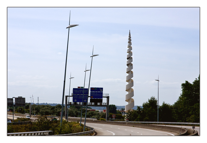Korkenzieherturm vor der Seinebr&uuml;cke bei Le Havre, Pont de Normandie