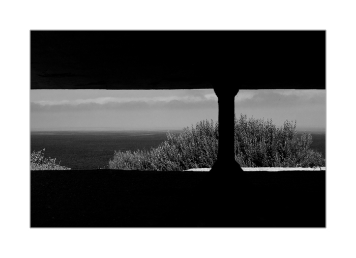 Blick aus einem deutschen Gesch&uuml;tzschartenstand (sw) an der K&uuml;se bei Longues-sur-Mer