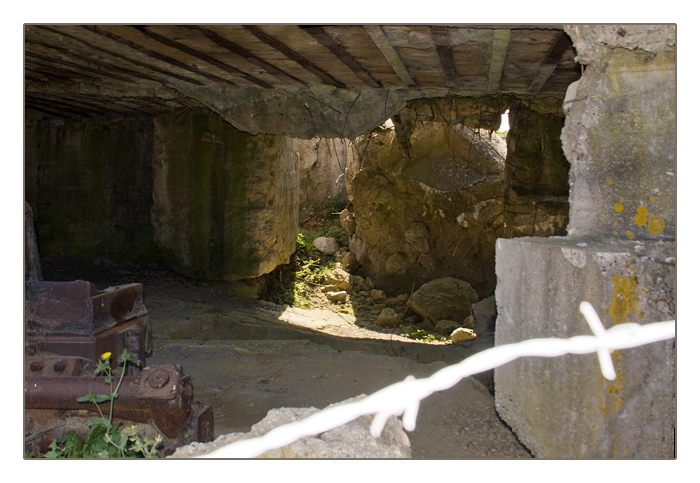 zerst&ouml;rter Bunker mit Gesch&uuml;tz, Longues-sur-Mer