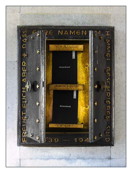 feuervergoldeter Schrein mit Namensbuch, deutsche Kriegsgr&auml;berst&auml;tte La Cambe