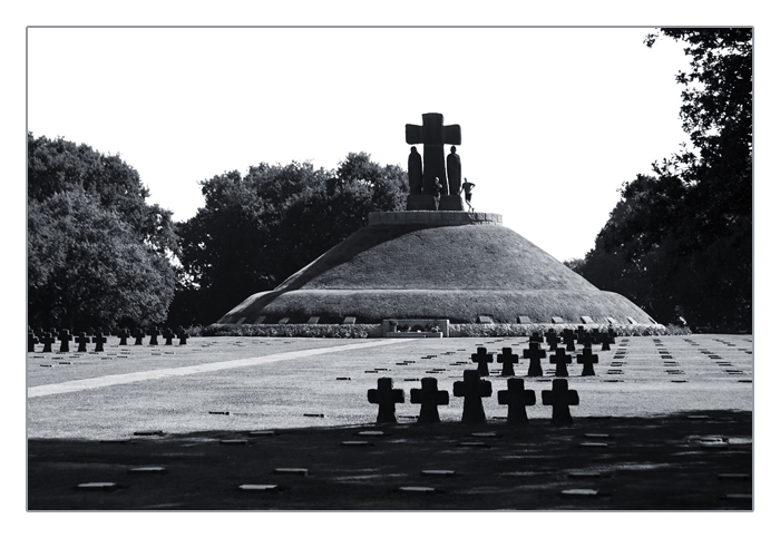 Tumulus (H&uuml;gelgrab) mit zwei Statuen, La Cambe