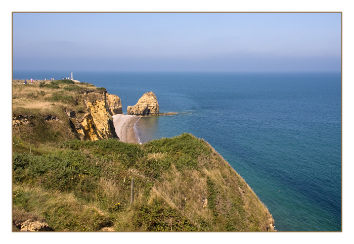Ranger Memorial (li) an Steilk&uuml;ste, Pointe du Hoc