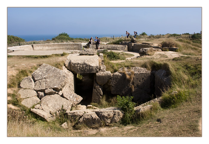 Krater und Bunker an der Gedenkst&auml;tte Pointe du Hoc