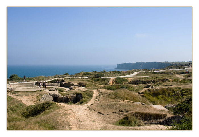 Krater und Bunker mit Steilk&uuml;ste an der Gedenkst&auml;tte Pointe du Hoc