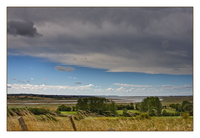 schwarze Wolken über Heugueville-sur-Sienne