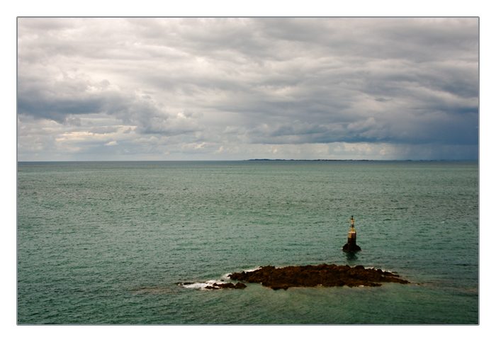 Blick von der felsigen Landzunge "la pointe du Roc" zum Leuchtfeuer, Granville, Halbinsel Cotentin