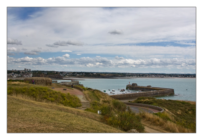 Blick von der felsigen Landzunge "la pointe du Roc" auf den Hafen, Granville, Halbinsel Cotentine