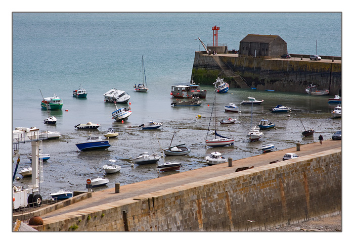 Blick von der felsigen Landzunge "la pointe du Roc" auf den Hafen, Granville, Halbinsel Cotentin