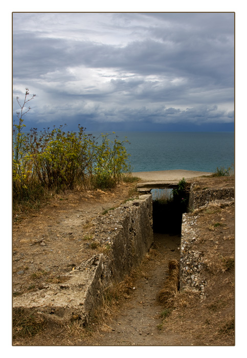 ehemaliger Schützengraben mit Blick zum Meer, Granville, Halbinsel Cotentin