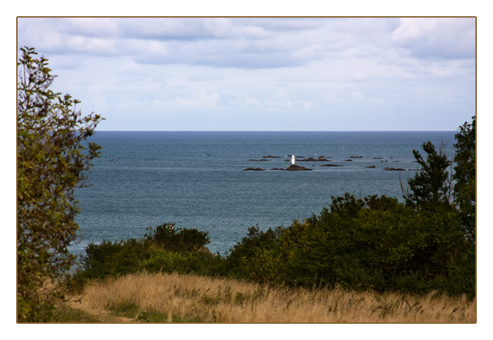 Inselchen mit Leuchtturm, Côtes-d’Armor, Bretagne