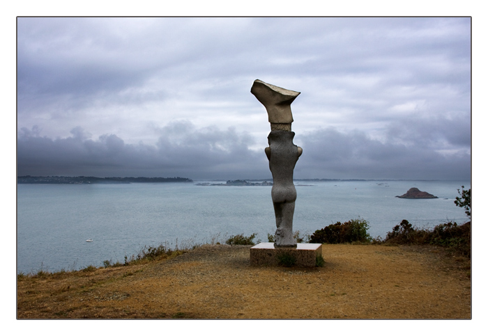 Statue die kleine Meerjungfrau mit Blick aufs Meer, la petite Sirène de Kito, Pointe de Bilfot, Plouézec