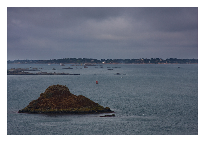 Ausblick auf viele kleine Inselchen und Paimpol, Pointe de Bilfot, Plouézec