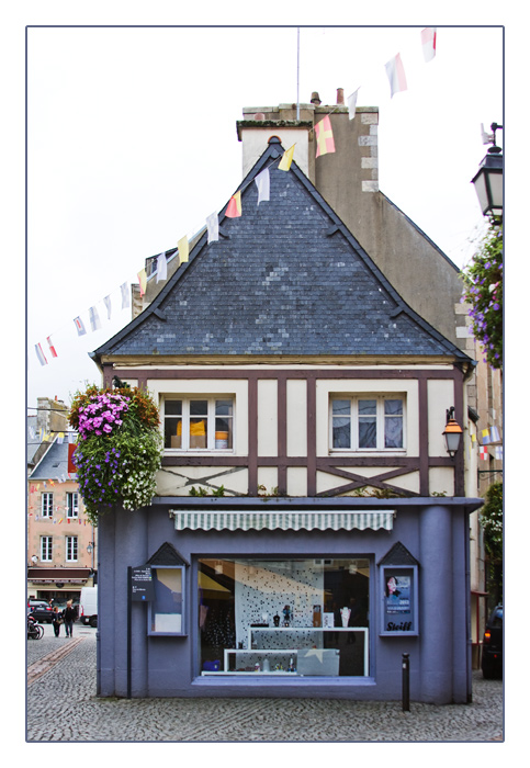 Ladengeschäft in lila Farbe mit Schaufenster, Paimpol