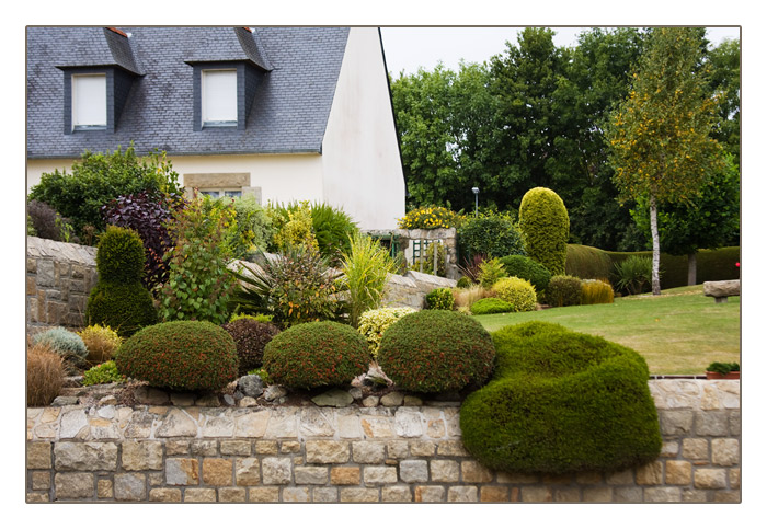 sch&ouml;ner Garten mit kunstvoll geschnittenen Str&auml;uchern, Tr&eacute;guier