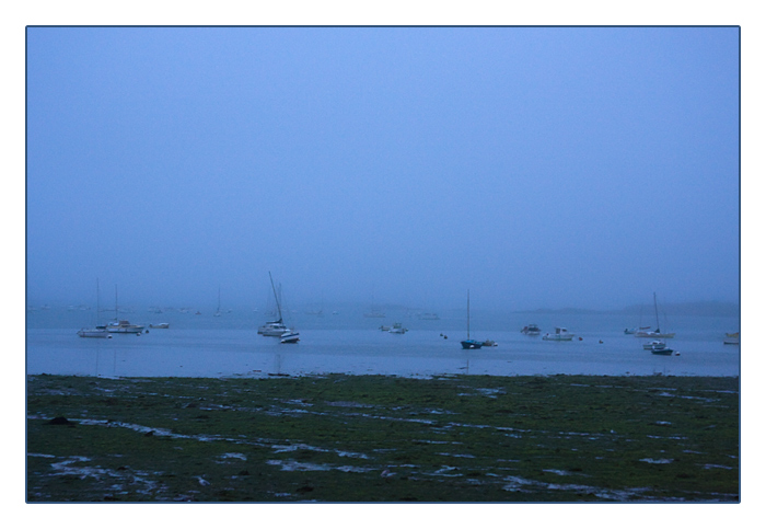 Ebbe und Nebel am Quai de Pempoul zur blauen Stunde, Saint-Pol-de-L&eacute;on, Finist&egrave;re, Bretagne