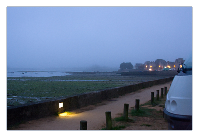 Ebbe und Nebel am Quai de Pempoul zur blauen Stunde, Saint-Pol-de-L&eacute;on