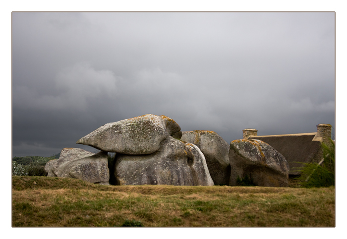 Haus hinter den Felsen, Algenfischer-Dorf Meneham, M&eacute;nez Ham bei Kerlouan