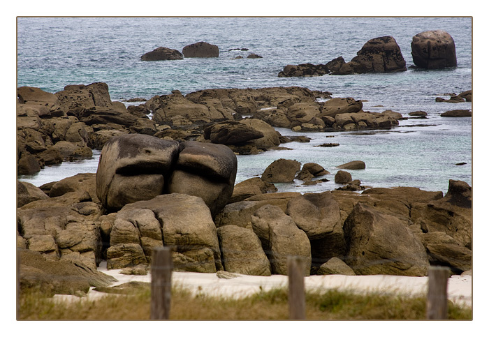 Granit-Felsbrocken am Strand, Algenfischer-Dorf Meneham, M&eacute;nez Ham bei Kerlouan