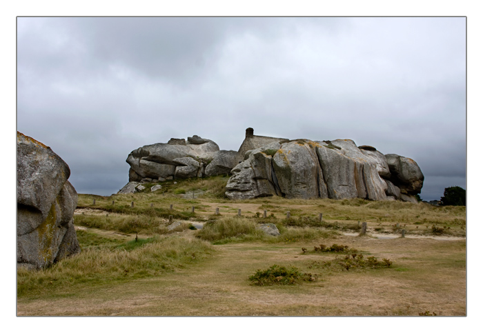 altes Wachhaus zwischen den Felsen in Meneham, M&eacute;nez Ham bei Kerlouan