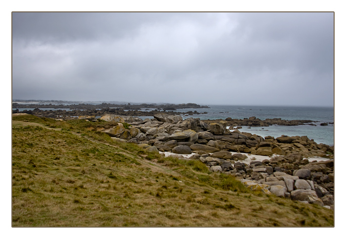 Granit-Felsbrocken am Strand, Algenfischer-Dorf Meneham, M&eacute;nez Ham bei Kerlouan