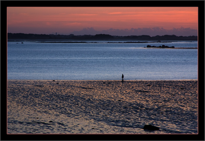 Spazierg&auml;nger im Sonnenuntergang bei Ebbe, Plage de Sainte-Marguerite, Land&eacute;da