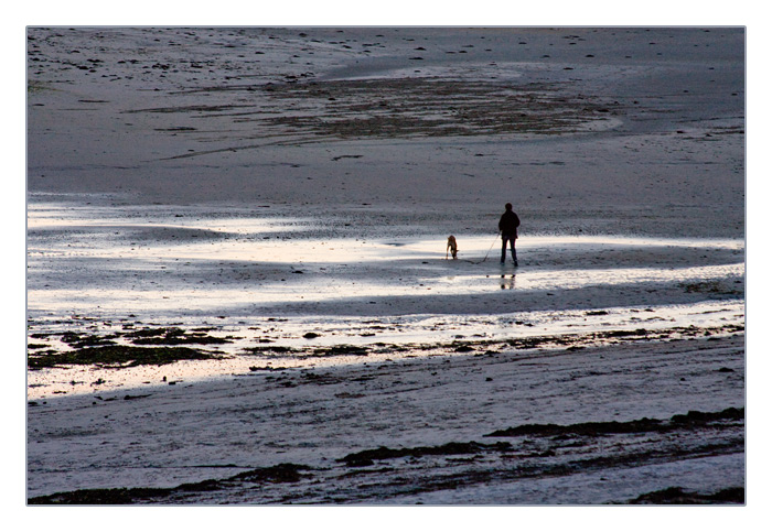 Spazierg&auml;nger mit Hund im Sonnenuntergang bei Ebbe, Plage de Sainte-Marguerite, Land&eacute;da