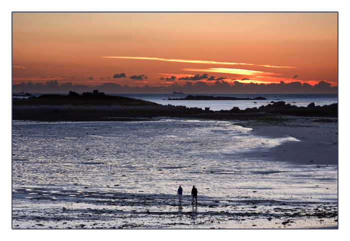 Spazierg&auml;nger im Sonnenuntergang bei Ebbe, Plage de Sainte-Marguerite, Land&eacute;da