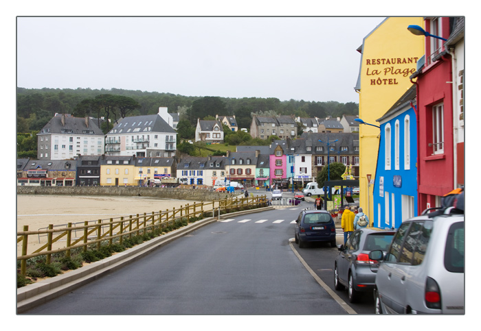 H&auml;user mit bunten Fassaden in Morgat, Halbinsel Crozon