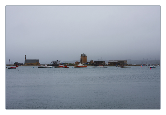 Notre Dame de Rocamadour (li) Fort Vauban (re) im Hafen von Camaret-sur-Mer