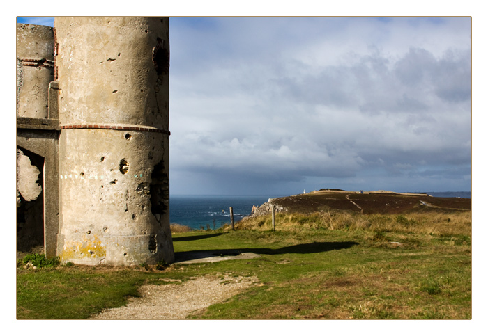 Villa von Saint-Pol-Roux (frz. Poet) mit Blick auf den Leuchtturm (Phare) de la point du Toulinguet, Camaret-sur-Mer