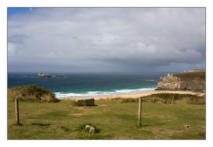 Blick auf den Leuchtturm (Phare) de la point du Toulinguet und den Strand Pen Hat, Camaret-sur-Mer