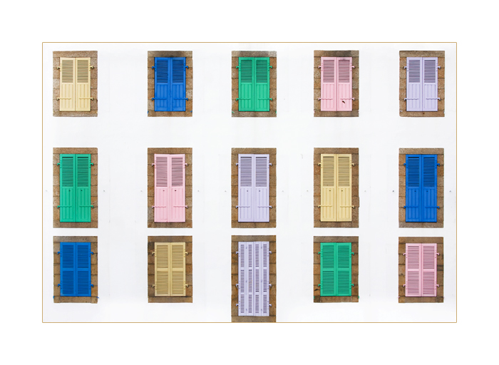 pastellfarbene Fensterl&auml;den am Hotel de L'Ocean, C&ocirc;te Sauvage, Halbinsel Quiberon