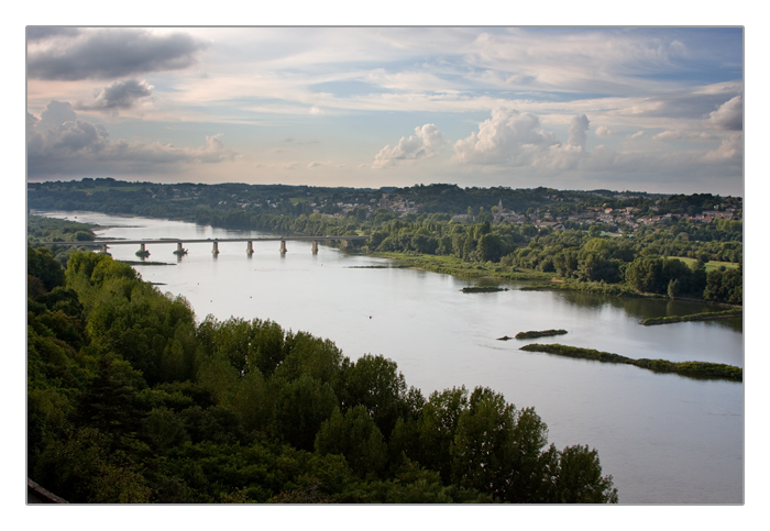 die Loire mit Blick auf die Br&uuml;cke und den Ort Oudon bei Champtoceaux am Abend