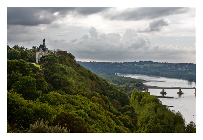 die Loire mit Blick auf das Schloss (Chateau) de champtoceaux die Br&uuml;cke Oudon am Abend