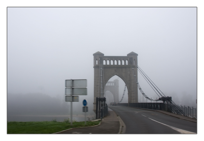Die H&auml;ngebr&uuml;cke &uuml;ber die Loire bei Langeais im Nebe