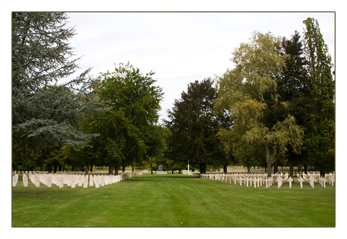 christliche Kreuze und muslimische Gedenksteine, Soldatenfriedhof Montauville
