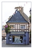 Ladengeschäft in lila Farbe mit Schaufenster, Paimpol, Côtes-d’Armor, Bretagne