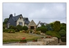 schöner Garten mit kunstvoll geschnittenen Sträuchern, Tréguier, Côtes-d’Armor, Bretagne
