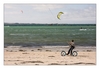 Kitesurfen am Strand mit einem Zweirad, Plage de Sainte-Marguerite, Land&eacute;da, Finist&egrave;re, Bretagne