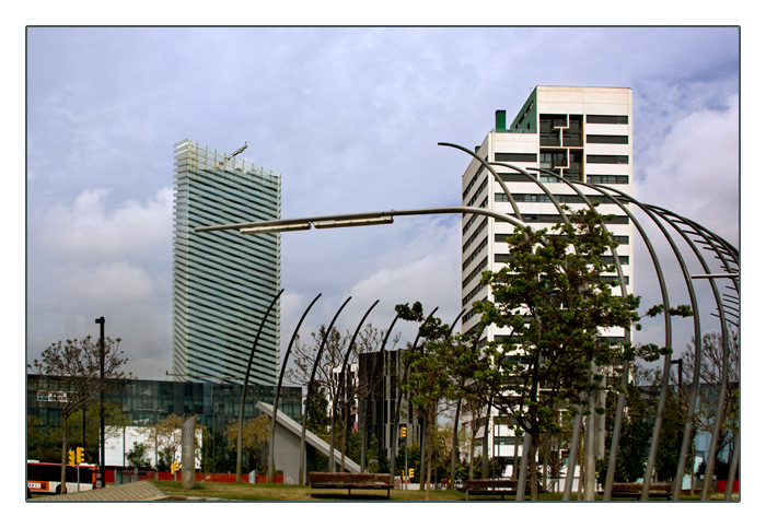 Torre Puig-Tower (li) u. Hotel LC Torre Europa (re)
