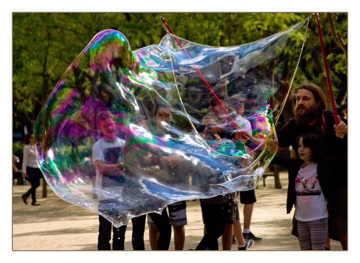 Seifenblasenkünstler am Plaça de la Sagrada Família